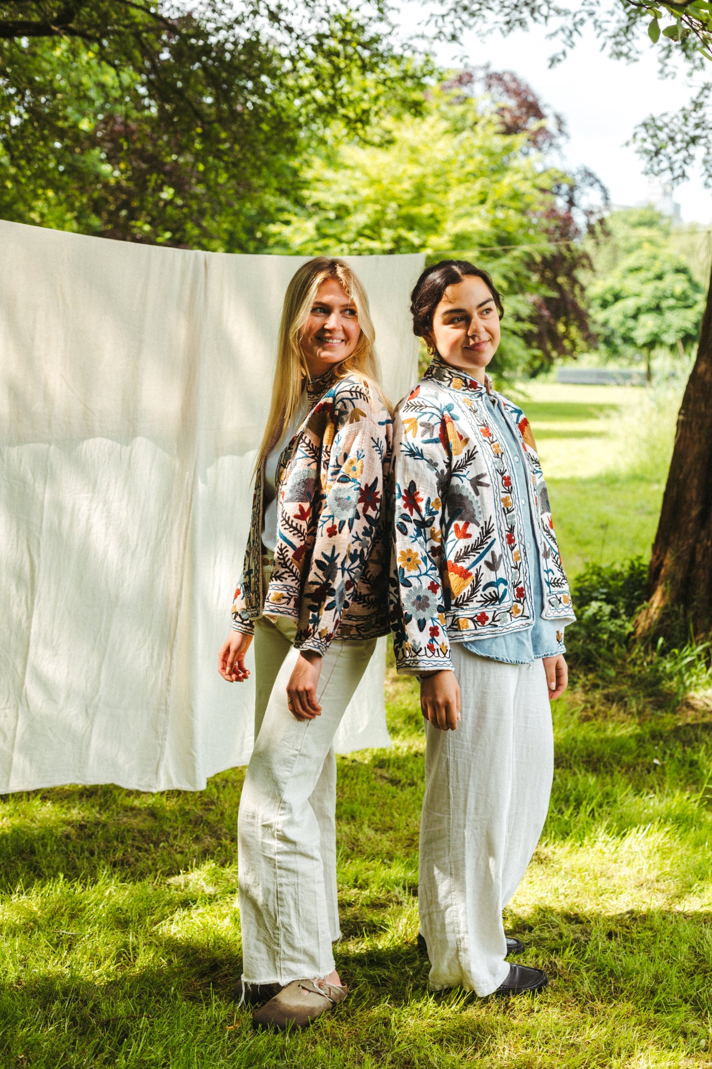 Geborduurde jasjes beige