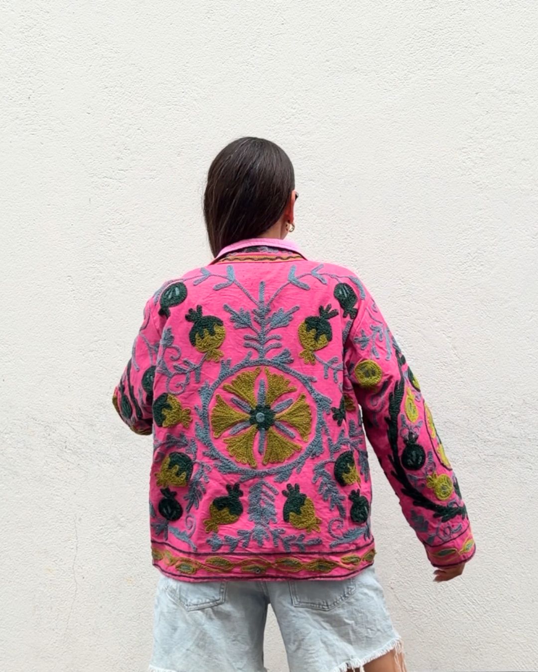 Jas geborduurd roze